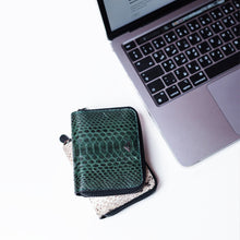 Load image into Gallery viewer, EXTEND Python Wallet 2274